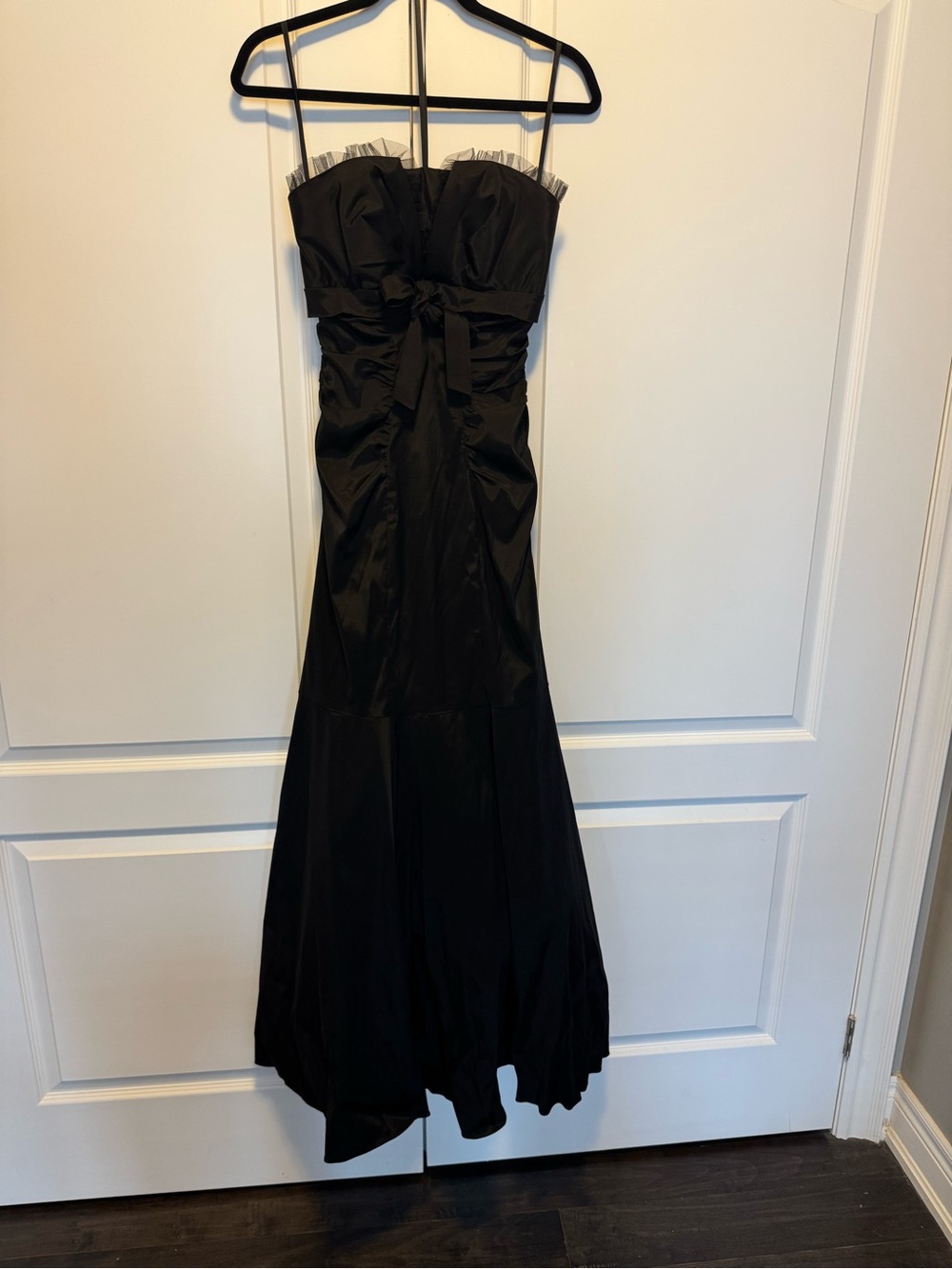 Classic Black Strapless Evening Dress with Waist Bow